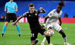 Le milieu de terrain luxembourgeois du Sheriff Tiraspol Sebastien Thill au duel avec le milieu français du Real Madrid Eduardo Camavinga (R) pendant le match de phase de poules de la Ligue des champions entre les deux équipes au stade Santiago Bernabeu à Madrid le 28 septembre 2021