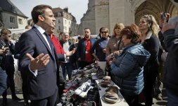 Emmanuel Macron à la rencontre des habitants sur un marché de Dole, le 27 avril 2023 dans le Jura