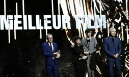 "120 battements par minute" couronné aux Césars le 2 mars 2018. Sur la scÚne, le réalisateur Robin Campillo (à droite), les producteurs Marie-Ange Luciani et Hugues Charbonneau (à gauche) et le président d'Act Up Paris Remy Hamai (deuxiÚme à droite, en gris)