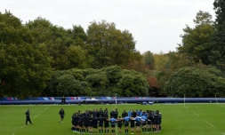 Les joueurs argentins écoutent leur sélectionneur avant une séance d'entraînement à Pennyhill Park à Bagshot, le 23 octobre 2015