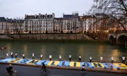 Action de militants écologistes près du Pont Marie à Paris, le 14 janvier 2021, avant l'audience au tribunal du procès intenté à l'Etat par plusieurs ONG ("L'Affaire du siècle")