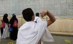 Des fidèles musulmans jettent des cailloux dans le cadre d'un rituel symbolique de lapidation de Satan, pendant le grand pèlerinage à Mina, près de la ville sainte de la Mecque en Arabie saoudite, le 20 juillet 2021