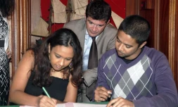 Lundi 25 juillet 2011 - Signature de convention du prêt à taux zéro+ en présence de Benoist APPARU
(Photo Michel Désiré)