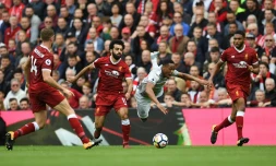 Duel entre les attaquants de Liverpool Mohamed Salah (g) et de Manchester United Anthony Martial, le 14 octobre 2017 à Anfield