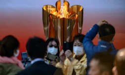 Des mesures sanitaires sont de rigueur au Japon au passage de la flamme olympique à la station ferroviaire de Sendai, prÚs de Miyagi, le 21 février 2020