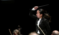 La cheffe d'orchestre japonaise Nodoka Okisawa Ă la direction du Deutsche Radio Philharmonie SaarbrĂŒcken Kaiserslautern, le 21 septembre 2019 Ă Besançon