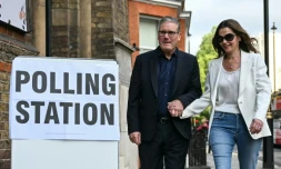 Le Premier ministre britannique Keir Starmer (g) et son épouse Victoria Starmer à l'entrée d'un bureau de vote à Londres, le 7 mai 2026
