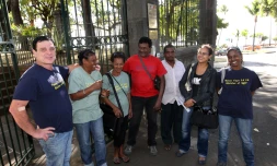 Lundi 25 juillet 2011 - Patrick Savatier (à gauche) et l'association "Papa momon lé la" reçus en préfecture par des membres du Cabinet de Benoist Apparu, secrétaire d'État au logement