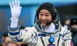 Le milliardaire japonais Yusaku Maezawa effectue un salut, , le 8 décembre 2021 au cosmodrome de Baïkonour au Kazakhstan, avant d'embarquer à bord d'une fusée russe pour un séjour à bord de la Station spatiale internationale
