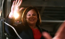 La dirigeante du Sinn Fein, Mary Lou McDonald, fait signe à ses supporters le 9 février 2020 à Dublin