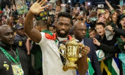 Le capitaine sud-africain Siya Kolisi salue la foule venue accueillir les champions du monde de rugby à l'aéroport de Johannesburg le 31 octobre 2023
