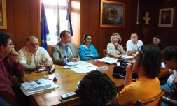 Lundi 25 juillet 2011 - Table ronde à la mairie de Saint-Paul sur le risque requins à La Réunion (photo Emilie Sorres)