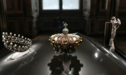 La couronne (c) et le diadème (g) de l'impératrice Eugénie exposés dans la galerie d'Apollon au musée du Louvre, le 14 janvier 2020 à Paris
