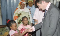 Mardi 26 juillet 2011 - Visite du secrétaire d'Etat au logement Benoist Apparu dans le bidonville de l'Oasis au Port.
(Photo Michel Désiré)