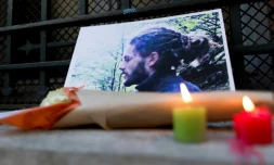 Des fleurs et des bougies devant une photo de Rémi Fraisse quelques jours après sa mort, le 6 novembre 2014 à Paris