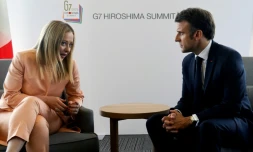 La Première ministre italienne Giorgia Meloni (gauche) s'entretient avec le président français Emmanuel Macron (droite) à Hiroshima (Japon) le 20 mai 2023