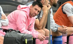 Lionel Messi (L), l'attaquant argentin de l'Inter Miami, assis sur le banc lors du match amical entre Hong Kong XI et l'US Inter Miami CF, le 4 février 2024 à Hong Kong