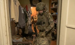 Anton, de la 5e brigade d'assaut, se prĂ©pare Ă repartir passer quatre jours au front oĂč les soldats ukrainiens se relaient face Ă l'assaut russe, prĂšs de Tchassiv Iar, dans la rĂ©gion de Donetsk, en Ukraine, le 28 mars 2024