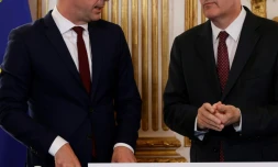 Le Premier ministre Jean Castex (D) et le ministre de la Santé Olivier Véran lors de la signature des accords du Ségur de la Santé, le 13 juillet 2020 à Paris