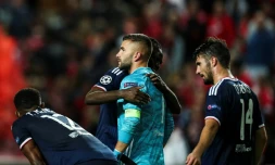 Le gardien de Lyon Anthony Lopes reconforté par ses coéquipiers aprÚs sa grosse erreur contre Benfica, le 23 octobre 2019 à Lisbonne