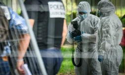 Des membres de la police scientifique recherchent des indices après qu'un jeune homme a été abattu par balle dans le quartier de la Bottière à Nantes, le 4 juin 2026 en Loire-Atlatnique