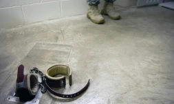 Les entraves au sol du bloc cellulaire C dans le centre de détention "Camp Five" de la prison américaine de Guantanamo à Cuba, le 19 janvier 2012