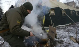 Cuisine au feu de camp pour des soldats ukrainiens dans la ville d'Avdiïvka près de Donetsk, le 31 janvier 2017
