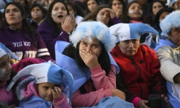 Des supportrices argentines regardent le match contre la Croatie sur un écran géant, le 21 juin 2018 à Buenos Aires
