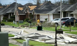 Une personne ramasse des débris après le passage de l'ouragan Ida, le 30 août 2021