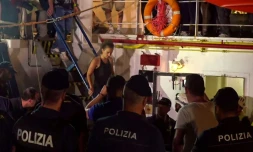 Capture d'écran réalisée à partir d'une vidéo publiée par la plateforme Local Team le 29 juin 2019 montrant la capitaine du navire humanitaire Sea-Watch 3 lors de son arrestation par la police italienne à Lampedusa