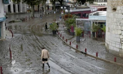Un homme marche dans une rue d'Anduze (Gard) recouverte de boue après avoir été innondée par la rivière Gardon, en raison des pluies diluviennes qui se sont abattues sur la région, le 19 septembre 2020