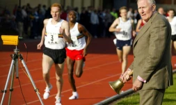 L'ancien champion britannique Roger Bannister lors du mile célébrant à Oxford le 50e anniversaire de son record du monde sur la distance, le 6 mai 2004