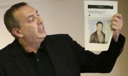 Jean-Marc Morandini montre une photo de Marc-Oliver Fogiel, Ă Paris le 19 juillet 2016