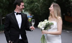 Janelle Nuyts et Matthew Mitchener trinquent dans le parking de leur résidence soumise au confinement aprÚs leur mariage célébré sur Zoom, le 30 avril 2022 à Shanghai