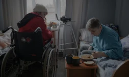 Deux femmes âgées prennent leur repas dans leur chambre, dans un refuge pour seniors à Kharkiv, en Ukraine, le 26 mars 2025