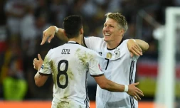 Le milieu de terrain allemand Bastian Schweinsteiger (d) auteur du 2e but face à l'Ukraine, remercie son passeur Mesut Özil, le 12 juin 2016 à Lille