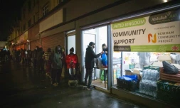 Des étudiants étrangers font la queue pour des distributions de colis d'aide alimentaire par l'association Newham Community Project à Londres le 16 février 2021