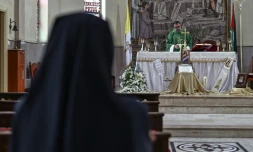 Le pÚre Bachar Fawadleh, curé de l'Eglise latine, officie dans son village de Taybeh, en Cisjordanie occupée, le 22 juin 2026