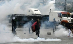 Un manifestant court au milieu de gaz lacrymogènes à Tegucigalpa, le 18 décembre 2017