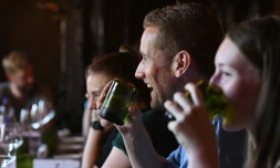 Les clients d'un restaurant de Katmandou boivent dans des verres fabriqués avec des bouteilles ramassées sur les pentes de l'Everest, le 1er août 2019