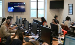 Des volontaires de la Croix rouge et des agents du ministère des Affaires étrangères au centre de crise et de soutien (CDCS) du ministère des Affaires étrangères au quai d'Orsay à Paris le 11 mars 2026