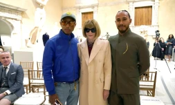 L'artiste Pharrell Williams (à gauche) et le pilote de F1 Lewis Hamilton (à droite) entourent la rédactrice en chef du magazine Vogue Anna Wintour lors d'une conférence de presse au Metropolitan Museum de New York, à New York, le 9 octobre 2024 