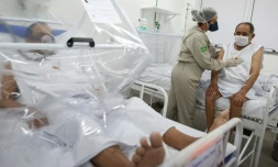 Une soignante s'occupe d'un patient atteint par le coronavirus, le 8 juin 2020 à Manaus, au Brésil