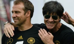 Hans-Dieter (Hansi) Flick, alors adjoint Ă la Mannschaft, plaisante avec le sĂ©lectionneur Joachim Löw lors d'un dĂ©filĂ© festif Ă Berlin, le 15 juillet 2014 au lendemain de la conquĂȘte de la Coupe du monde