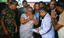 La Première ministre du Népal Sushila Karki est accueillie dans un hôpital avant de rendre visite aux blessés des émeutes, le 13 septembre 2025 à Katmandou 