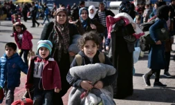 Des réfugiés syriens et irakiens embarquent sur des bus le 23 février 2016 depuis le port du Pirée à AthÚnes vers la frontiÚre gréco-macédonienne