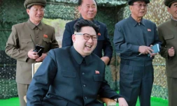 Photo fournie par les autorités officielles nord-coréennes du leader de Corée du Nord Kim Jong-Un lors d'une inspection d'un test balistique sous-marin, le 23 avril 2016 