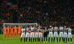 Les joueurs des Pays-Bas et de la France observent une minute de silence au début de leur match amical à Amsterdam, le 25 mars 2016