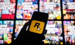 Le logo de Rockstar Games devant des pochettes de jeux vidéo de la franchise "Grand Theft Auto", dit GTA