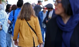 Des passants dont une femme sans voile dans la rue à Téhéran en Iran le 25 avril 2026